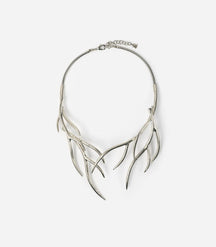 Gros collier argenté inspiré de la forme des branches et des bois de cerfs.