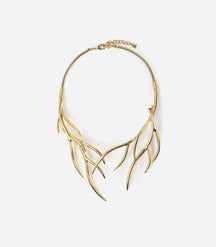 Gros collier doré inspiré de la forme des branches et des bois de cerfs.