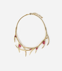 Collier doré inspiré de la forme des branches et orné de perles transparentes roses et de petits strass roses.