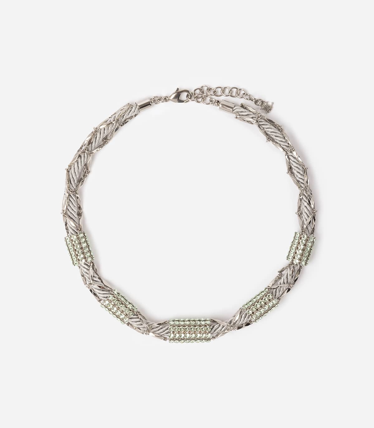 Collier doré cordon encerclé de chaines et strass sur fond blanc