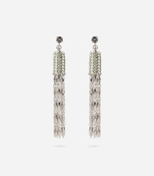 Photo sur fond blanc des boucles d'oreilles pompon argenté