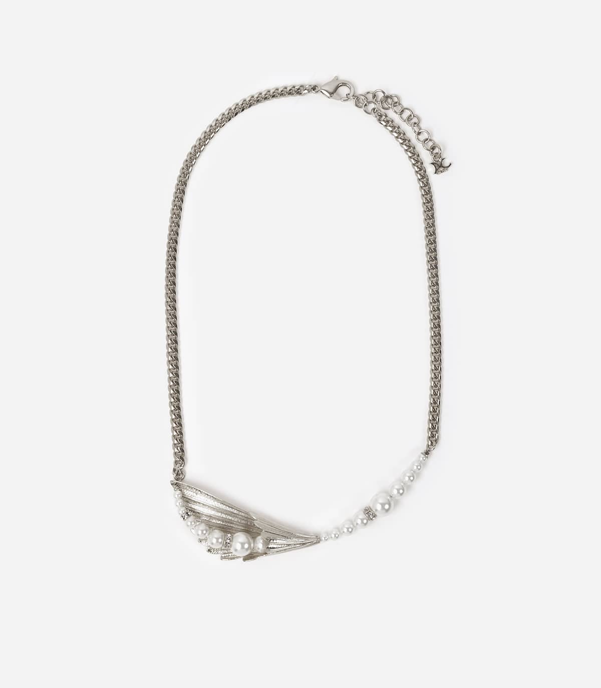 Collier ras du cou argenté composé d'une feuille, ornée de perles blanches, de strass et terminé par une chaine gourmette.