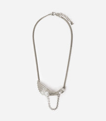 Collier argenté composé de deux feuilles ornées de perles blanches, d'une chaine strassée et fermé par une chaine gourmette.