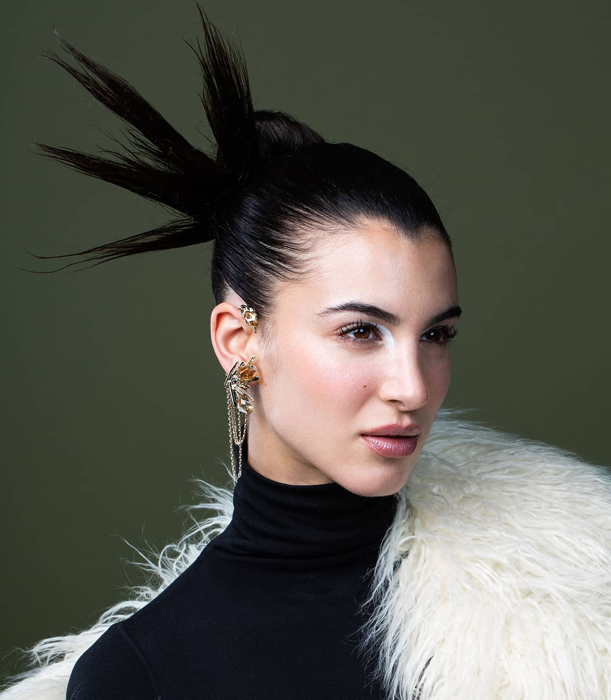 La mannequin porte sur l'oreille droite le bijou d'oreille cristal de roche et chaines