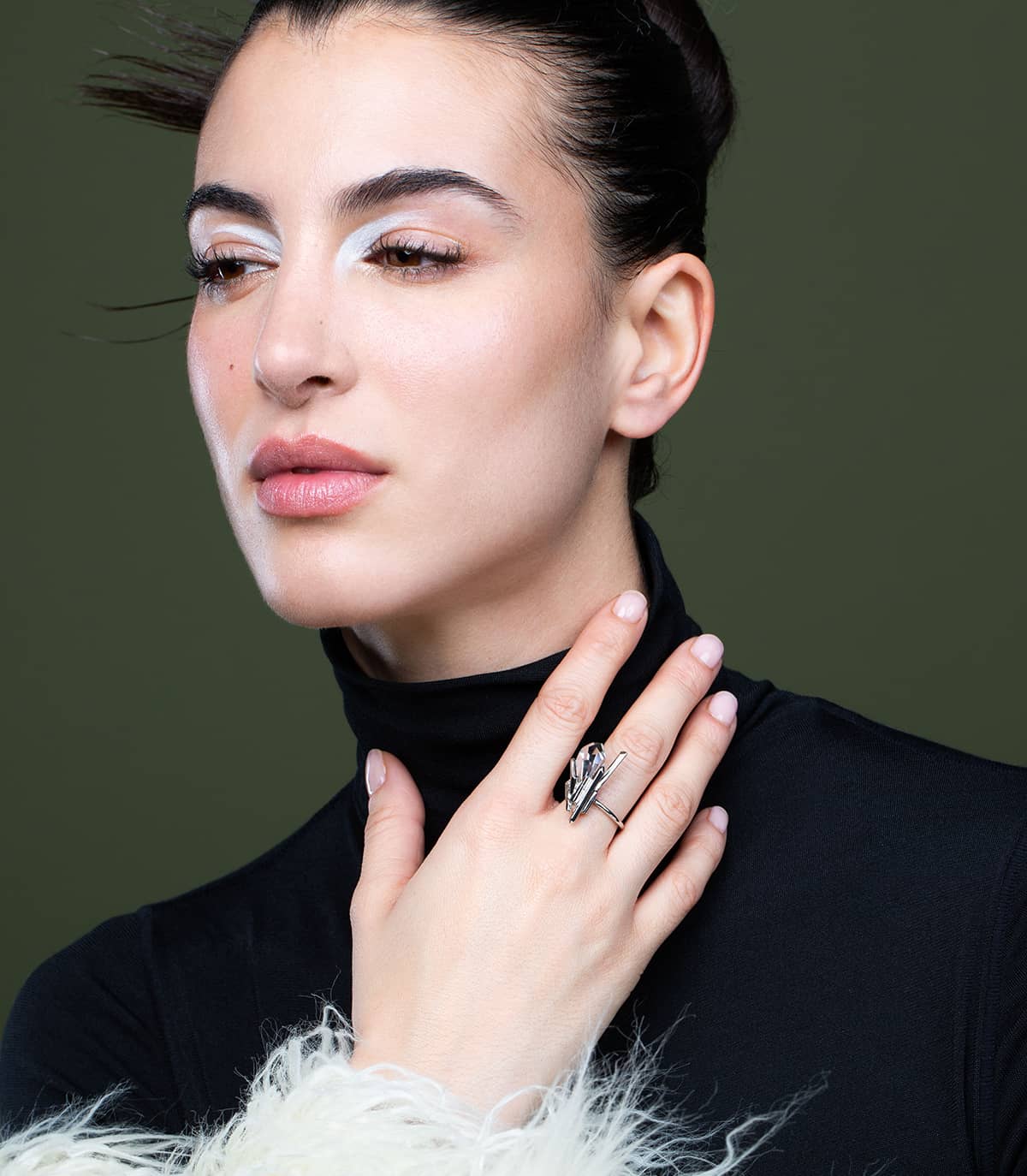 La mannequin porte la bague cristal de roche argentée